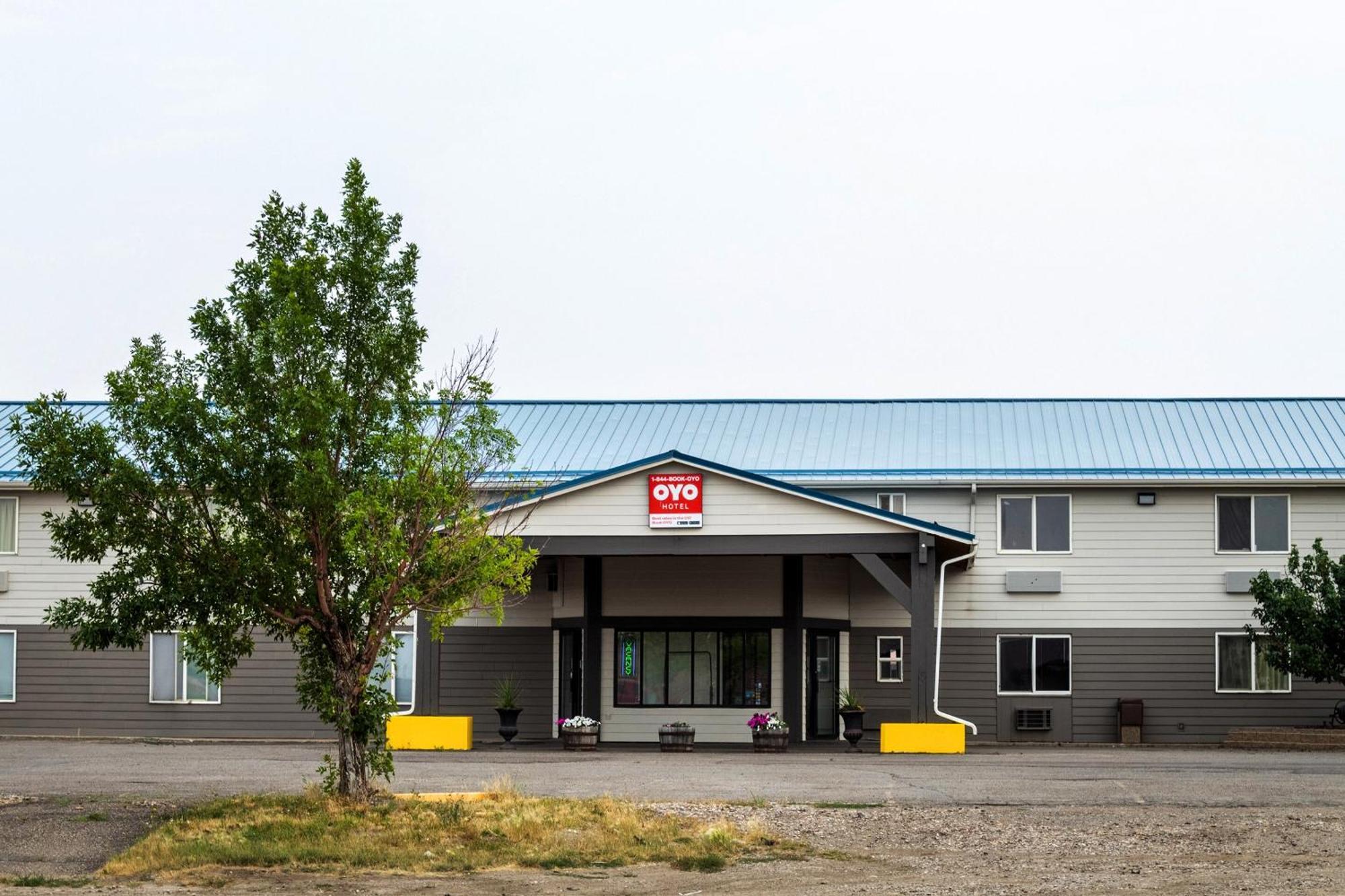 Oyo Hotel Shelby Mt Hwy 2 & I-15 Exterior photo