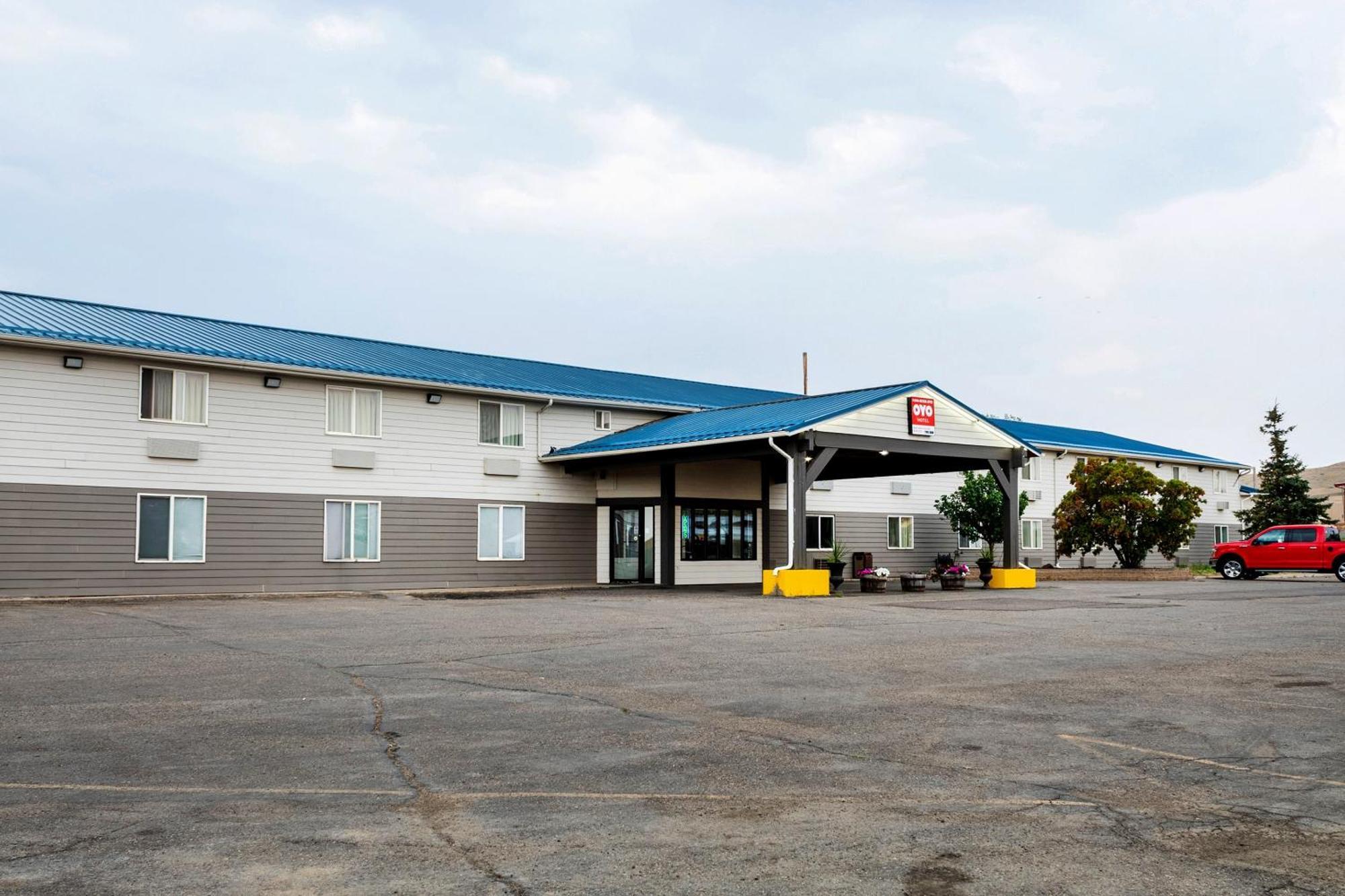 Oyo Hotel Shelby Mt Hwy 2 & I-15 Exterior photo